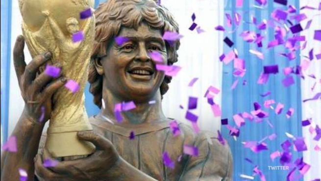 go to Gesichtselfmeter: Maradonas Statue keine Schönheit