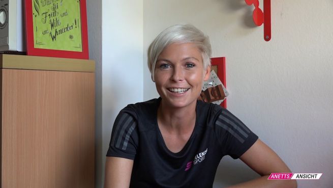 go to 'Anetts Ansicht': Moderatorin Anett Sattler in ihrem VLOG über die 3. Liga